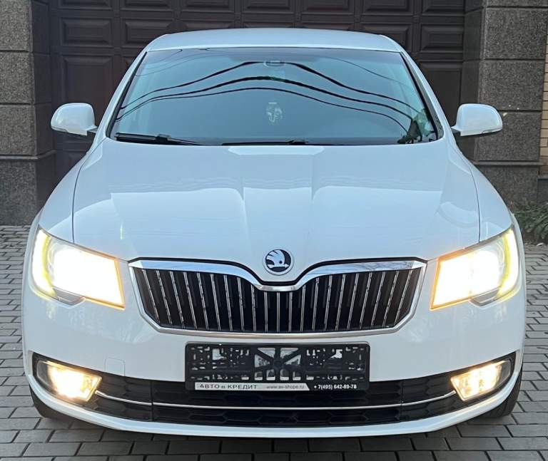 Продам skoda superb рестайлинг очень в хорошем состоянии год выпуска 2015 я владелец пробег 173 000 объем двигателя 1.8 турбо бензин коробка передач автомат очень хорошая комплектация и надёжная в автомобиле абсолютно есть всё необходимое для комфорта новая летняя резина с дисками мотор коробка ходовая в идеальном состоянии по электрике абсолютно работает всё согласен на любые проверки на сто автомобиль находится г. Брянка лнр цена за автомобиль 1500000 руб торг возле капота остальные вопросы по телефону звоните в любое время отвечу на все ваши вопросы номер +79591155856 - фотография - 1