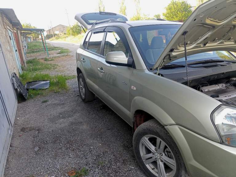 Продам хюндай туксон 2005года в хорошем состоянии 4вд после полного т. О замена ремня грм помпы масла охлаждающей жидкости также бала замена заднего подрамника. Машина готова полностью. Продаю так как нужны срочно деньги. Цена данного авто950тыс торг 79493022822 звоните расскажу что интересно - фотография - 3