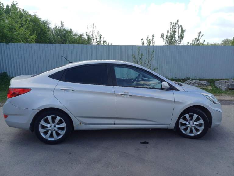 Hyundai solaris 2011 1.4 литра 5-мкпп 107 л. С. Птс оригинал 2 хозяина. Пробег реальный подтвержденный 317000км. Хорошее техническое состояние. Установлен гбо 4 поколения. Комплектация; гур, мультируль, обогрев зеркал, заднего стекла, электрорегулировка зеркал, подогрев передних сидений, кондиционер, парктроники задние, штатная магнитола 6 динамиков, так же установлены мини линзы. Хорошая летняя резина пробег 20000км. Без гбо на 20к дешевле. Доставка до днр, лнр, мариуполь если другой город, то обсудим. Собственник. 790000₽ +79951472181 - фотография - 1