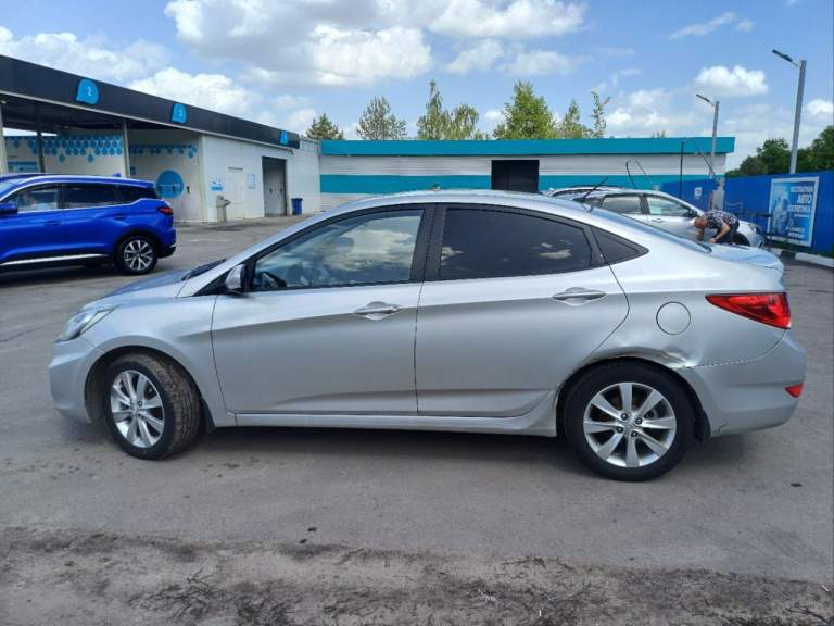 Hyundai solaris 2011 1.4 литра 5-мкпп 107 л. С. Птс оригинал 2 хозяина. Пробег реальный подтвержденный 317000км. Хорошее техническое состояние. Установлен гбо 4 поколения. Комплектация; гур, мультируль, обогрев зеркал, заднего стекла, электрорегулировка зеркал, подогрев передних сидений, кондиционер, парктроники задние, штатная магнитола 6 динамиков, так же установлены мини линзы. Хорошая летняя резина пробег 20000км. Без гбо на 20к дешевле. Доставка до днр, лнр, мариуполь если другой город, то обсудим. Собственник. 790000₽ +79951472181 - фотография - 7