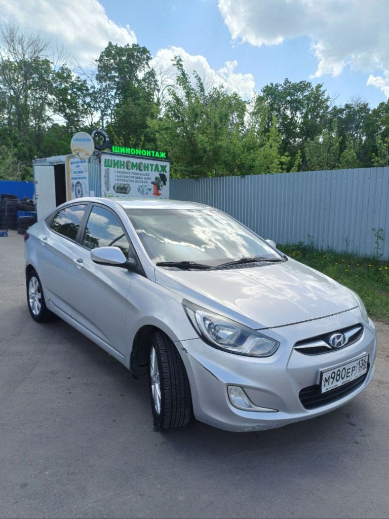 Hyundai solaris 2011 1.4 литра 5-мкпп 107 л. С. Птс оригинал 2 хозяина. Пробег реальный подтвержденный 317000км. Хорошее техническое состояние. Установлен гбо 4 поколения. Комплектация; гур, мультируль, обогрев зеркал, заднего стекла, электрорегулировка зеркал, подогрев передних сидений, кондиционер, парктроники задние, штатная магнитола 6 динамиков, так же установлены мини линзы. Хорошая летняя резина пробег 20000км. Без гбо на 20к дешевле. Доставка до днр, лнр, мариуполь если другой город, то обсудим. Собственник. 790000₽ +79951472181 - фотография - 4