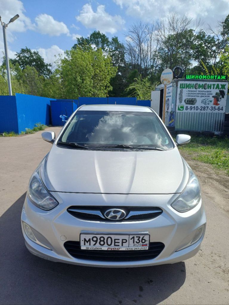 Hyundai solaris 2011 1.4 литра 5-мкпп 107 л. С. Птс оригинал 2 хозяина. Пробег реальный подтвержденный 317000км. Хорошее техническое состояние. Установлен гбо 4 поколения. Комплектация; гур, мультируль, обогрев зеркал, заднего стекла, электрорегулировка зеркал, подогрев передних сидений, кондиционер, парктроники задние, штатная магнитола 6 динамиков, так же установлены мини линзы. Хорошая летняя резина пробег 20000км. Без гбо на 20к дешевле. Доставка до днр, лнр, мариуполь если другой город, то обсудим. Собственник. 790000₽ +79951472181 - фотография - 3