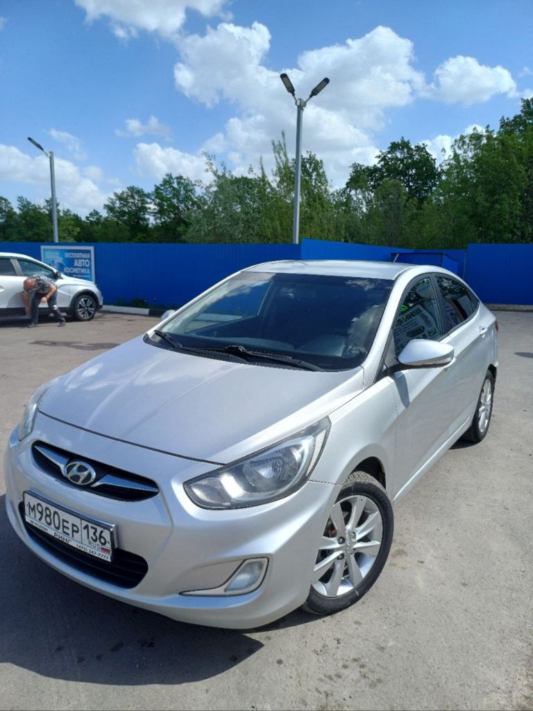 Hyundai solaris 2011 1.4 литра 5-мкпп 107 л. С. Птс оригинал 2 хозяина. Пробег реальный подтвержденный 317000км. Хорошее техническое состояние. Установлен гбо 4 поколения. Комплектация; гур, мультируль, обогрев зеркал, заднего стекла, электрорегулировка зеркал, подогрев передних сидений, кондиционер, парктроники задние, штатная магнитола 6 динамиков, так же установлены мини линзы. Хорошая летняя резина пробег 20000км. Без гбо на 20к дешевле. Доставка до днр, лнр, мариуполь если другой город, то обсудим. Собственник. 790000₽ +79951472181 - фотография - 2