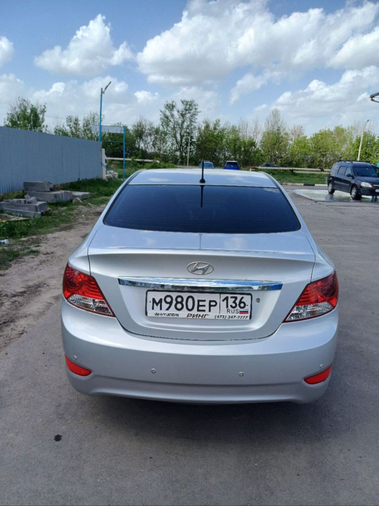 Hyundai solaris 2011 1.4 литра 5-мкпп 107 л. С. Птс оригинал 2 хозяина. Пробег реальный подтвержденный 317000км. Хорошее техническое состояние. Установлен гбо 4 поколения. Комплектация; гур, мультируль, обогрев зеркал, заднего стекла, электрорегулировка зеркал, подогрев передних сидений, кондиционер, парктроники задние, штатная магнитола 6 динамиков, так же установлены мини линзы. Хорошая летняя резина пробег 20000км. Без гбо на 20к дешевле. Доставка до днр, лнр, мариуполь если другой город, то обсудим. Собственник. 790000₽ +79951472181 - фотография - 5