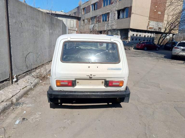 Продам ниву 2121 1993 года на ходу покрашена в раптор на учёте на мне цена 300 есть торг номер телефона 89495677865 осмотр енакиево - фотография - 1