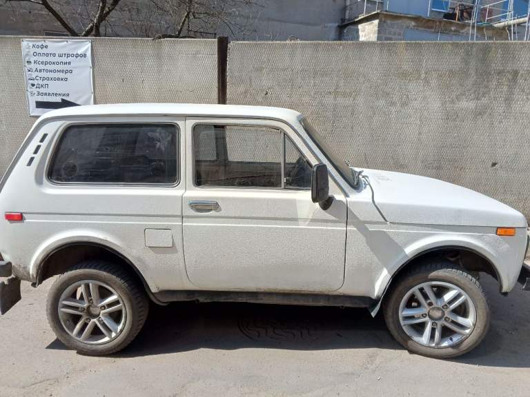 Продам ниву 2121 1993 года на ходу покрашена в раптор на учёте на мне цена 300 есть торг номер телефона 89495677865 осмотр енакиево - фотография - 2