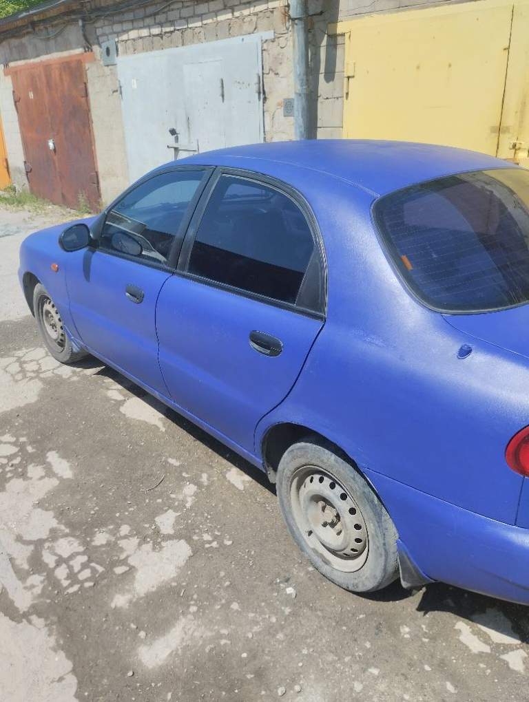 Продаю daewoo lanos 1.5. 2002 г. Газ евро2. Не бита, не гнилая, дно на 5+. Машина покрыта защитным покрытием "raptor" (машина матовая), каждый день на ходу, все работает, новый выхлоп, заменил грм с помпой. По документам полный порядок. Цена 260000. Торг у капота. +7 949 340-10-47 сергей - фотография - 4