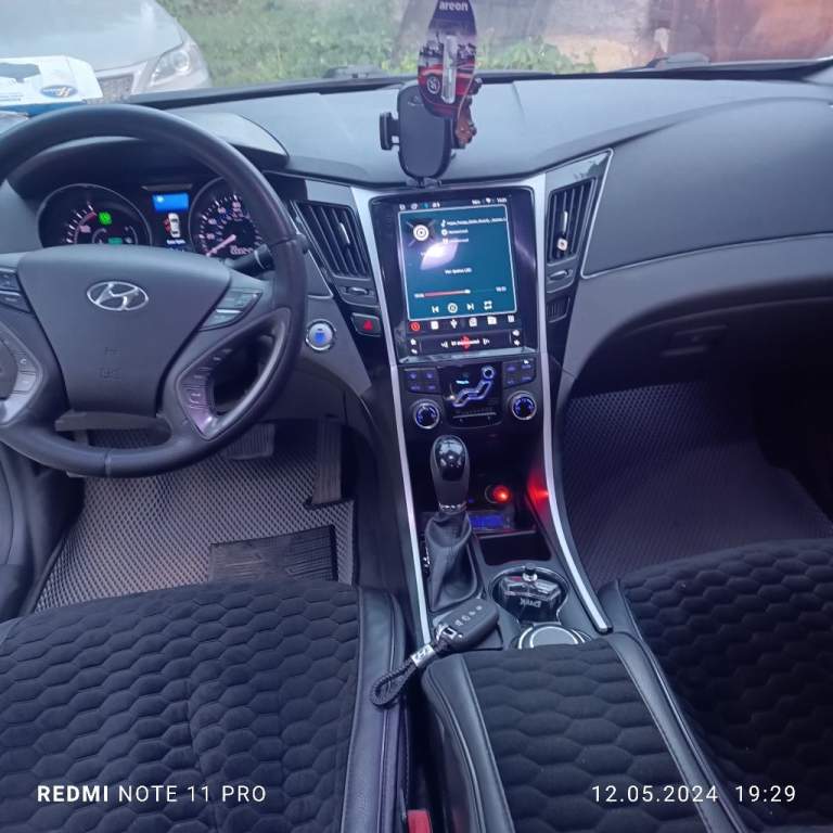 Продам хюндай соната yf гибрид 2013г. .2.4.автомат (айсин)климат 2 зонный, круиз, датчик света, патронник, две камеры, видеорегистратор с функцией адаст, магнитолла андроид, сабвуфер. Проставки 3см клиренс поднят, по ходовке все поменяно. Машина обслужена. Второй комплект зимней резины на титанах. Датчики давления шин. Я один хозяин по птс.   1500000руб 89493649341 - фотография - 6