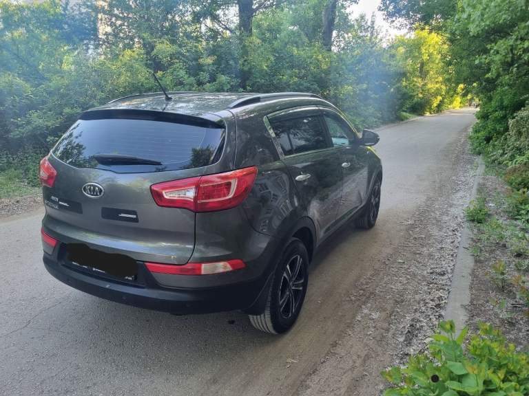 Kia sportage 2.0 бензин 2011г автомат 4wd полный привод! Автомобиль в хорошем состоянии! 186 000 км родного пробега подтверждено автотекой. Машина бeз дтп мотор без задиров работает идеальный (не троит, не дымит работает идеально ), автомат переключает плавно без пинков, рывков и прочего ходовая вся полностью обслужена led оптика салон ухожeнный в идeальном состоянии, нeпpокуpeнный, комплектация : полный электропакет, мульти руль, подогрев стёкол, подогрев зеркал, кондиционер ( работает отлично ), датчик света и дождя, бортовой компьютер новая летняя резина машина без арестов, штрафов и прочих ограничений цена 1550000 руб. Торг уместен. Тел. +79494718388 - фотография - 7