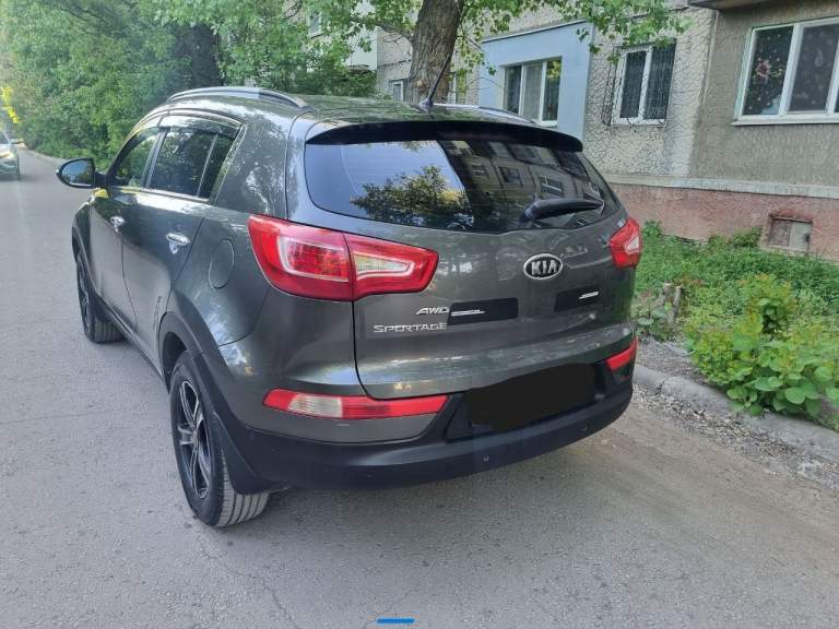 Kia sportage 2.0 бензин 2011г автомат 4wd полный привод! Автомобиль в хорошем состоянии! 186 000 км родного пробега подтверждено автотекой. Машина бeз дтп мотор без задиров работает идеальный (не троит, не дымит работает идеально ), автомат переключает плавно без пинков, рывков и прочего ходовая вся полностью обслужена led оптика салон ухожeнный в идeальном состоянии, нeпpокуpeнный, комплектация : полный электропакет, мульти руль, подогрев стёкол, подогрев зеркал, кондиционер ( работает отлично ), датчик света и дождя, бортовой компьютер новая летняя резина машина без арестов, штрафов и прочих ограничений цена 1550000 руб. Торг уместен. Тел. +79494718388 - фотография - 1