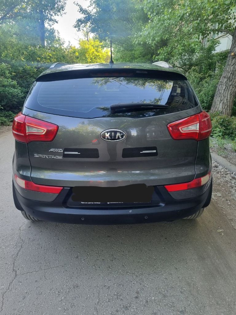 Kia sportage 2.0 бензин 2011г автомат 4wd полный привод! Автомобиль в хорошем состоянии! 186 000 км родного пробега подтверждено автотекой. Машина бeз дтп мотор без задиров работает идеальный (не троит, не дымит работает идеально ), автомат переключает плавно без пинков, рывков и прочего ходовая вся полностью обслужена led оптика салон ухожeнный в идeальном состоянии, нeпpокуpeнный, комплектация : полный электропакет, мульти руль, подогрев стёкол, подогрев зеркал, кондиционер ( работает отлично ), датчик света и дождя, бортовой компьютер новая летняя резина машина без арестов, штрафов и прочих ограничений цена 1550000 руб. Торг уместен. Тел. +79494718388 - фотография - 2