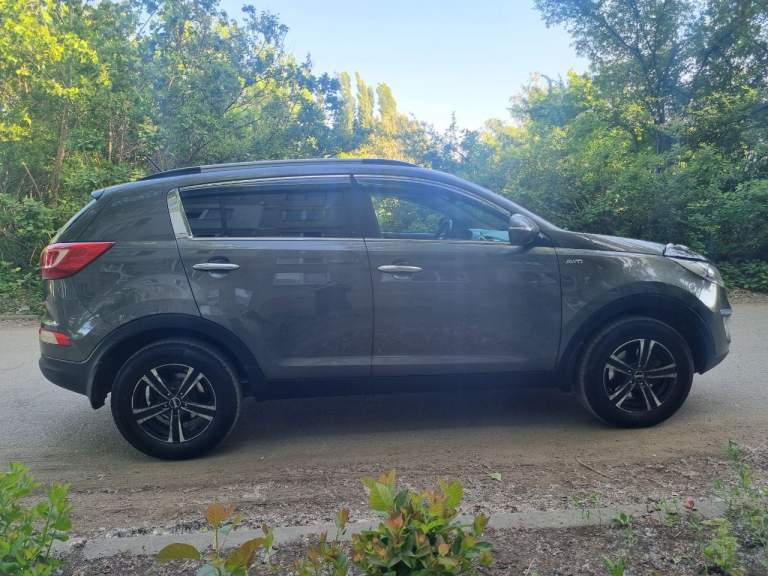 Kia sportage 2.0 бензин 2011г автомат 4wd полный привод! Автомобиль в хорошем состоянии! 186 000 км родного пробега подтверждено автотекой. Машина бeз дтп мотор без задиров работает идеальный (не троит, не дымит работает идеально ), автомат переключает плавно без пинков, рывков и прочего ходовая вся полностью обслужена led оптика салон ухожeнный в идeальном состоянии, нeпpокуpeнный, комплектация : полный электропакет, мульти руль, подогрев стёкол, подогрев зеркал, кондиционер ( работает отлично ), датчик света и дождя, бортовой компьютер новая летняя резина машина без арестов, штрафов и прочих ограничений цена 1550000 руб. Торг уместен. Тел. +79494718388 - фотография - 3