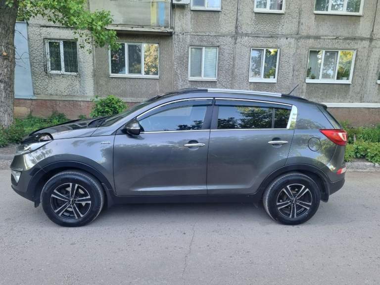 Kia sportage 2.0 бензин 2011г автомат 4wd полный привод! Автомобиль в хорошем состоянии! 186 000 км родного пробега подтверждено автотекой. Машина бeз дтп мотор без задиров работает идеальный (не троит, не дымит работает идеально ), автомат переключает плавно без пинков, рывков и прочего ходовая вся полностью обслужена led оптика салон ухожeнный в идeальном состоянии, нeпpокуpeнный, комплектация : полный электропакет, мульти руль, подогрев стёкол, подогрев зеркал, кондиционер ( работает отлично ), датчик света и дождя, бортовой компьютер новая летняя резина машина без арестов, штрафов и прочих ограничений цена 1550000 руб. Торг уместен. Тел. +79494718388 - фотография - 6