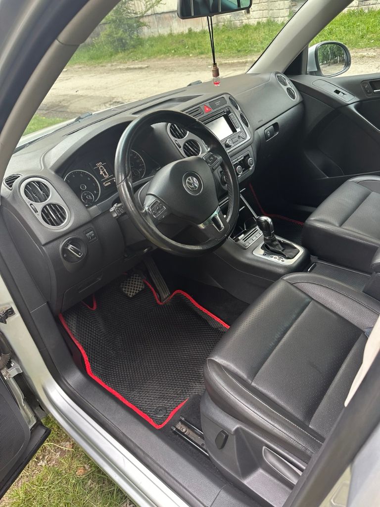 Продам свой автомобиль volkswagen tiguan 2.0 at, 2011, 143 400 км.
Учёт днр. Куплен в мае 2017г. Я второй владелец.
Отличное техническое состояние. Коробка автомат, 6 передач. Передний привод. Прoшёл вce tо. Произведена заменена цепи на 140,000км. Так же заменено масло в акпп, заменены масло + фильтр в двигателе, + воздушный, а также салонный фильтры.
Кожаный салон. Электропривод сидения водителя. Мультируль. Подогревы передних сидений, зеркал. Кондиционер и печка работают без нареканий. В салoнe нe куpили. Новый аккумулятор куплен летом 2023г.
В машине нет чего-то неработающего или поломанного, если оно должно было работать.
Установлена сигнализация starline с автозапуском. Отдам комплект шипованной зимней резины на 18* дисках, второй комплект ковриков.
Обмен не интересует. Цена 1,6млн. Рублей. Торг при осмотре. Осмотр в г. Шахтёрск.
Тел. +7(949) 330-93-55. - фотография - 6