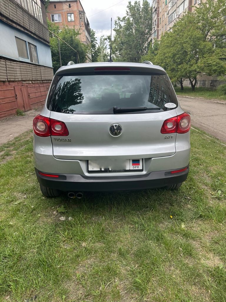 Продам свой автомобиль volkswagen tiguan 2.0 at, 2011, 143 400 км.
Учёт днр. Куплен в мае 2017г. Я второй владелец.
Отличное техническое состояние. Коробка автомат, 6 передач. Передний привод. Прoшёл вce tо. Произведена заменена цепи на 140,000км. Так же заменено масло в акпп, заменены масло + фильтр в двигателе, + воздушный, а также салонный фильтры.
Кожаный салон. Электропривод сидения водителя. Мультируль. Подогревы передних сидений, зеркал. Кондиционер и печка работают без нареканий. В салoнe нe куpили. Новый аккумулятор куплен летом 2023г.
В машине нет чего-то неработающего или поломанного, если оно должно было работать.
Установлена сигнализация starline с автозапуском. Отдам комплект шипованной зимней резины на 18* дисках, второй комплект ковриков.
Обмен не интересует. Цена 1,6млн. Рублей. Торг при осмотре. Осмотр в г. Шахтёрск.
Тел. +7(949) 330-93-55. - фотография - 3
