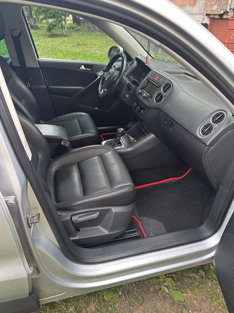Продам свой автомобиль volkswagen tiguan 2.0 at, 2011, 143 400 км.
Учёт днр. Куплен в мае 2017г. Я второй владелец.
Отличное техническое состояние. Коробка автомат, 6 передач. Передний привод. Прoшёл вce tо. Произведена заменена цепи на 140,000км. Так же заменено масло в акпп, заменены масло + фильтр в двигателе, + воздушный, а также салонный фильтры.
Кожаный салон. Электропривод сидения водителя. Мультируль. Подогревы передних сидений, зеркал. Кондиционер и печка работают без нареканий. В салoнe нe куpили. Новый аккумулятор куплен летом 2023г.
В машине нет чего-то неработающего или поломанного, если оно должно было работать.
Установлена сигнализация starline с автозапуском. Отдам комплект шипованной зимней резины на 18* дисках, второй комплект ковриков.
Обмен не интересует. Цена 1,6млн. Рублей. Торг при осмотре. Осмотр в г. Шахтёрск.
Тел. +7(949) 330-93-55. - фотография - 9