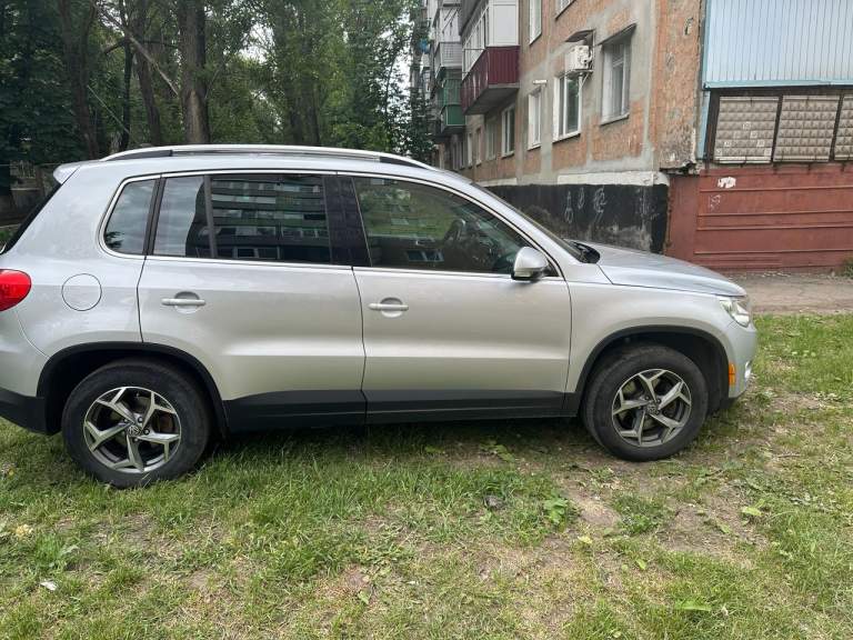 Продам свой автомобиль volkswagen tiguan 2.0 at, 2011, 143 400 км.
Учёт днр. Куплен в мае 2017г. Я второй владелец.
Отличное техническое состояние. Коробка автомат, 6 передач. Передний привод. Прoшёл вce tо. Произведена заменена цепи на 140,000км. Так же заменено масло в акпп, заменены масло + фильтр в двигателе, + воздушный, а также салонный фильтры.
Кожаный салон. Электропривод сидения водителя. Мультируль. Подогревы передних сидений, зеркал. Кондиционер и печка работают без нареканий. В салoнe нe куpили. Новый аккумулятор куплен летом 2023г.
В машине нет чего-то неработающего или поломанного, если оно должно было работать.
Установлена сигнализация starline с автозапуском. Отдам комплект шипованной зимней резины на 18* дисках, второй комплект ковриков.
Обмен не интересует. Цена 1,6млн. Рублей. Торг при осмотре. Осмотр в г. Шахтёрск.
Тел. +7(949) 330-93-55. - фотография - 4