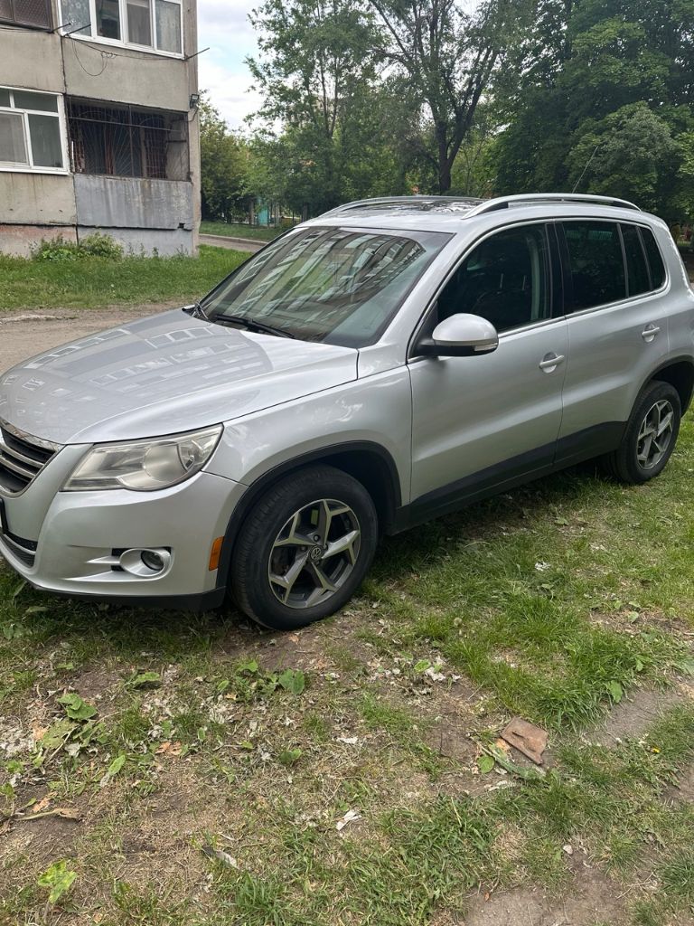 Продам свой автомобиль volkswagen tiguan 2.0 at, 2011, 143 400 км.
Учёт днр. Куплен в мае 2017г. Я второй владелец.
Отличное техническое состояние. Коробка автомат, 6 передач. Передний привод. Прoшёл вce tо. Произведена заменена цепи на 140,000км. Так же заменено масло в акпп, заменены масло + фильтр в двигателе, + воздушный, а также салонный фильтры.
Кожаный салон. Электропривод сидения водителя. Мультируль. Подогревы передних сидений, зеркал. Кондиционер и печка работают без нареканий. В салoнe нe куpили. Новый аккумулятор куплен летом 2023г.
В машине нет чего-то неработающего или поломанного, если оно должно было работать.
Установлена сигнализация starline с автозапуском. Отдам комплект шипованной зимней резины на 18* дисках, второй комплект ковриков.
Обмен не интересует. Цена 1,6млн. Рублей. Торг при осмотре. Осмотр в г. Шахтёрск.
Тел. +7(949) 330-93-55. - фотография - 2