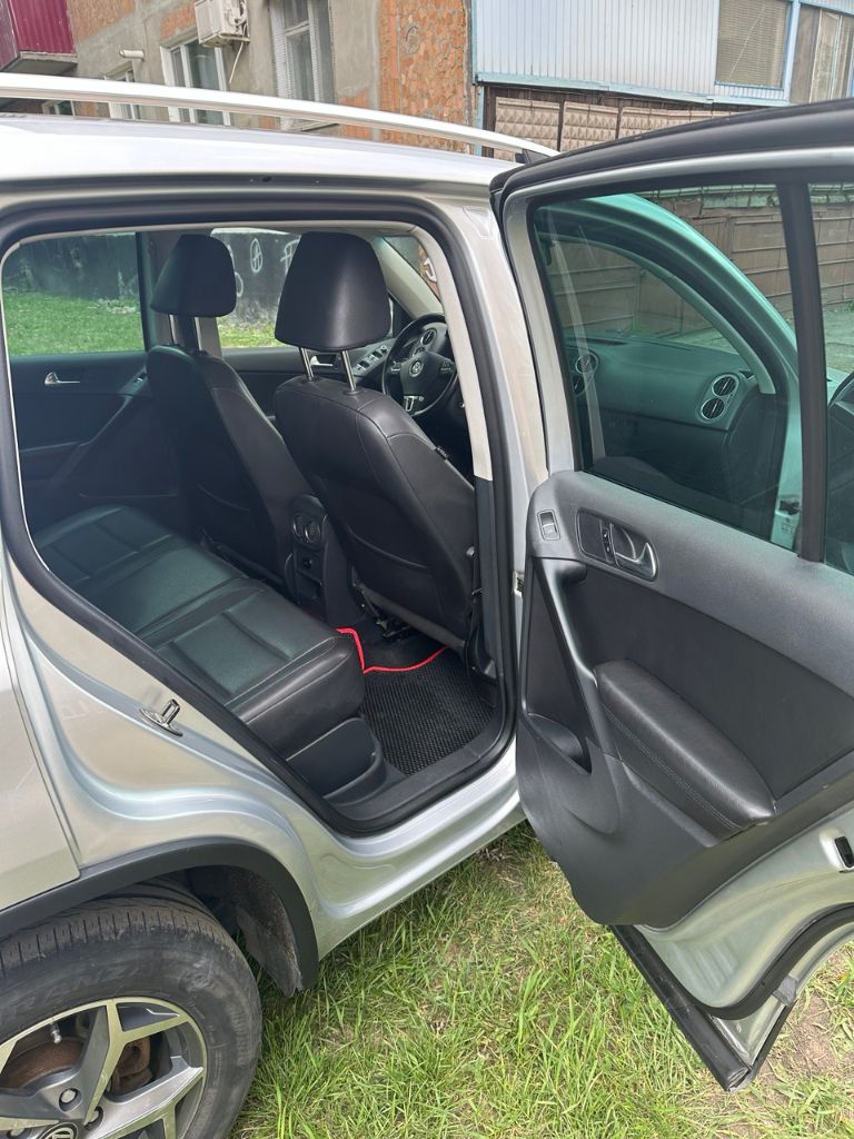 Продам свой автомобиль volkswagen tiguan 2.0 at, 2011, 143 400 км.
Учёт днр. Куплен в мае 2017г. Я второй владелец.
Отличное техническое состояние. Коробка автомат, 6 передач. Передний привод. Прoшёл вce tо. Произведена заменена цепи на 140,000км. Так же заменено масло в акпп, заменены масло + фильтр в двигателе, + воздушный, а также салонный фильтры.
Кожаный салон. Электропривод сидения водителя. Мультируль. Подогревы передних сидений, зеркал. Кондиционер и печка работают без нареканий. В салoнe нe куpили. Новый аккумулятор куплен летом 2023г.
В машине нет чего-то неработающего или поломанного, если оно должно было работать.
Установлена сигнализация starline с автозапуском. Отдам комплект шипованной зимней резины на 18* дисках, второй комплект ковриков.
Обмен не интересует. Цена 1,6млн. Рублей. Торг при осмотре. Осмотр в г. Шахтёрск.
Тел. +7(949) 330-93-55. - фотография - 10
