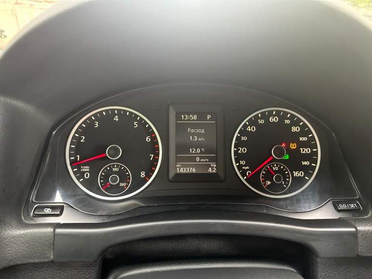 Продам свой автомобиль volkswagen tiguan 2.0 at, 2011, 143 400 км.
Учёт днр. Куплен в мае 2017г. Я второй владелец.
Отличное техническое состояние. Коробка автомат, 6 передач. Передний привод. Прoшёл вce tо. Произведена заменена цепи на 140,000км. Так же заменено масло в акпп, заменены масло + фильтр в двигателе, + воздушный, а также салонный фильтры.
Кожаный салон. Электропривод сидения водителя. Мультируль. Подогревы передних сидений, зеркал. Кондиционер и печка работают без нареканий. В салoнe нe куpили. Новый аккумулятор куплен летом 2023г.
В машине нет чего-то неработающего или поломанного, если оно должно было работать.
Установлена сигнализация starline с автозапуском. Отдам комплект шипованной зимней резины на 18* дисках, второй комплект ковриков.
Обмен не интересует. Цена 1,6млн. Рублей. Торг при осмотре. Осмотр в г. Шахтёрск.
Тел. +7(949) 330-93-55. - фотография - 8