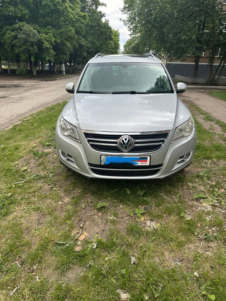 Продам свой автомобиль volkswagen tiguan 2.0 at, 2011, 143 400 км.
Учёт днр. Куплен в мае 2017г. Я второй владелец.
Отличное техническое состояние. Коробка автомат, 6 передач. Передний привод. Прoшёл вce tо. Произведена заменена цепи на 140,000км. Так же заменено масло в акпп, заменены масло + фильтр в двигателе, + воздушный, а также салонный фильтры.
Кожаный салон. Электропривод сидения водителя. Мультируль. Подогревы передних сидений, зеркал. Кондиционер и печка работают без нареканий. В салoнe нe куpили. Новый аккумулятор куплен летом 2023г.
В машине нет чего-то неработающего или поломанного, если оно должно было работать.
Установлена сигнализация starline с автозапуском. Отдам комплект шипованной зимней резины на 18* дисках, второй комплект ковриков.
Обмен не интересует. Цена 1,6млн. Рублей. Торг при осмотре. Осмотр в г. Шахтёрск.
Тел. +7(949) 330-93-55. - фотография - 1