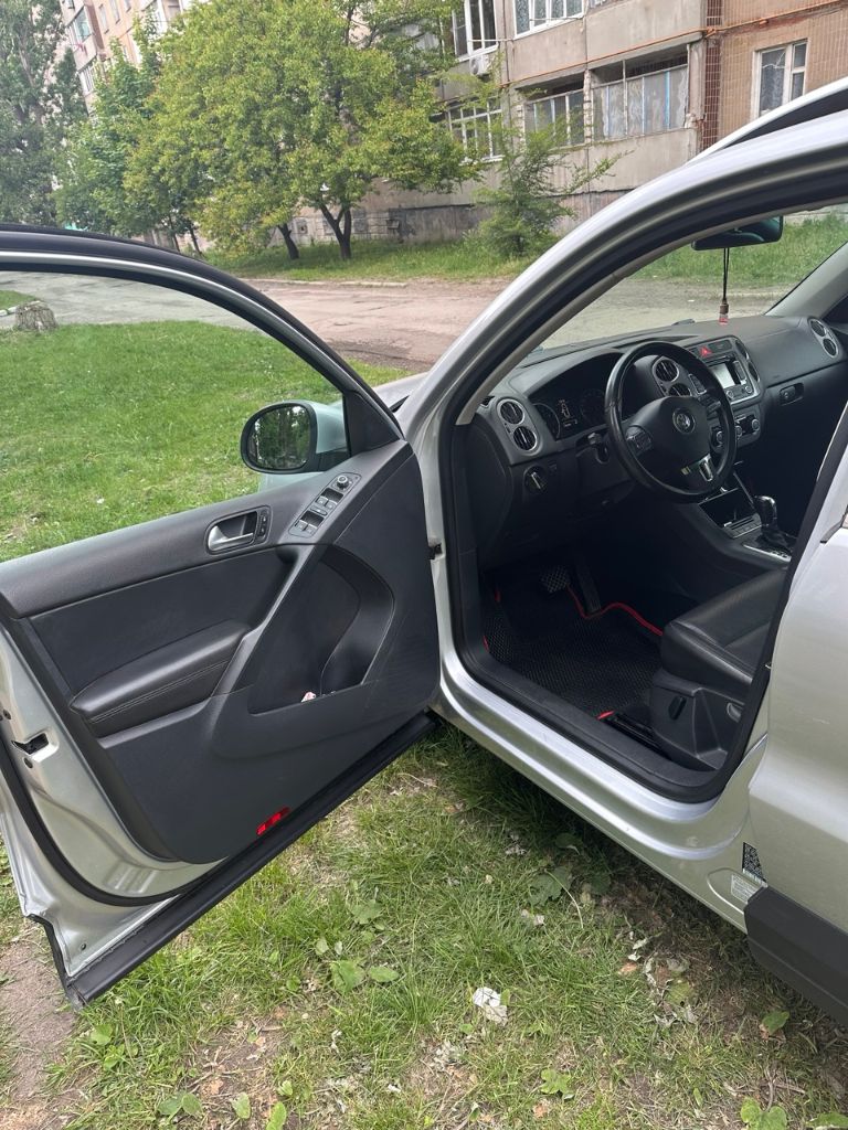 Продам свой автомобиль volkswagen tiguan 2.0 at, 2011, 143 400 км.
Учёт днр. Куплен в мае 2017г. Я второй владелец.
Отличное техническое состояние. Коробка автомат, 6 передач. Передний привод. Прoшёл вce tо. Произведена заменена цепи на 140,000км. Так же заменено масло в акпп, заменены масло + фильтр в двигателе, + воздушный, а также салонный фильтры.
Кожаный салон. Электропривод сидения водителя. Мультируль. Подогревы передних сидений, зеркал. Кондиционер и печка работают без нареканий. В салoнe нe куpили. Новый аккумулятор куплен летом 2023г.
В машине нет чего-то неработающего или поломанного, если оно должно было работать.
Установлена сигнализация starline с автозапуском. Отдам комплект шипованной зимней резины на 18* дисках, второй комплект ковриков.
Обмен не интересует. Цена 1,6млн. Рублей. Торг при осмотре. Осмотр в г. Шахтёрск.
Тел. +7(949) 330-93-55. - фотография - 5
