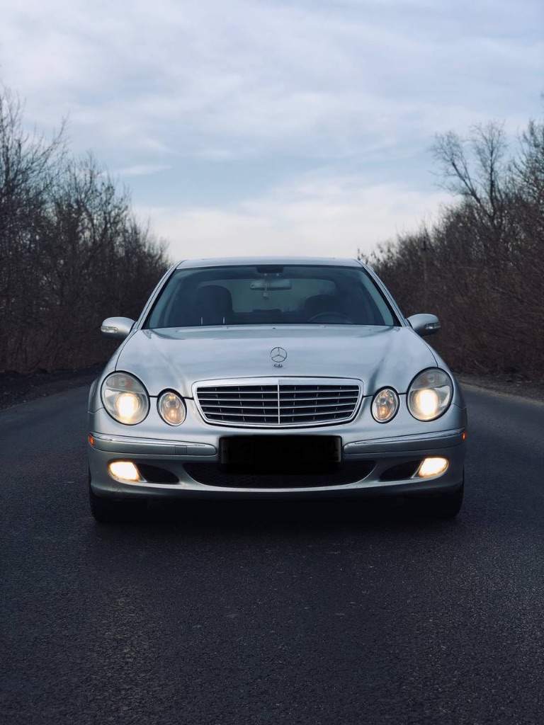Mercedes benz e- класса 3.5. 4matic, at,2005г. 320000км пробега
Комплектация avangard

Машина в хорошем состоянии сел поехал. В машине работает все, все кнопочки и вся электрика. Коррозия отсутствует, нет жучков, любые проверки ) в таком состоянии кузова и салона такого года, вы не найдете на рынке.
Резина новая зиму отдам в подарок
Цена:1400000₽
Номер:79493194197 - фотография - 5