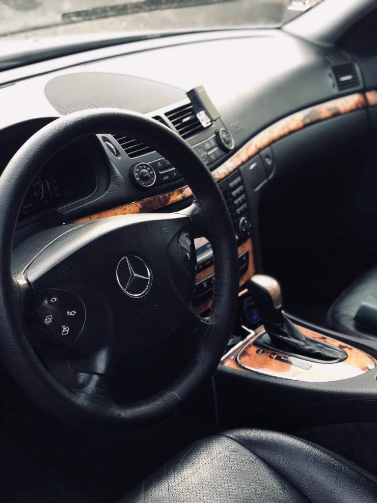 Mercedes benz e- класса 3.5. 4matic, at,2005г. 320000км пробега
Комплектация avangard

Машина в хорошем состоянии сел поехал. В машине работает все, все кнопочки и вся электрика. Коррозия отсутствует, нет жучков, любые проверки ) в таком состоянии кузова и салона такого года, вы не найдете на рынке.
Резина новая зиму отдам в подарок
Цена:1400000₽
Номер:79493194197 - фотография - 9