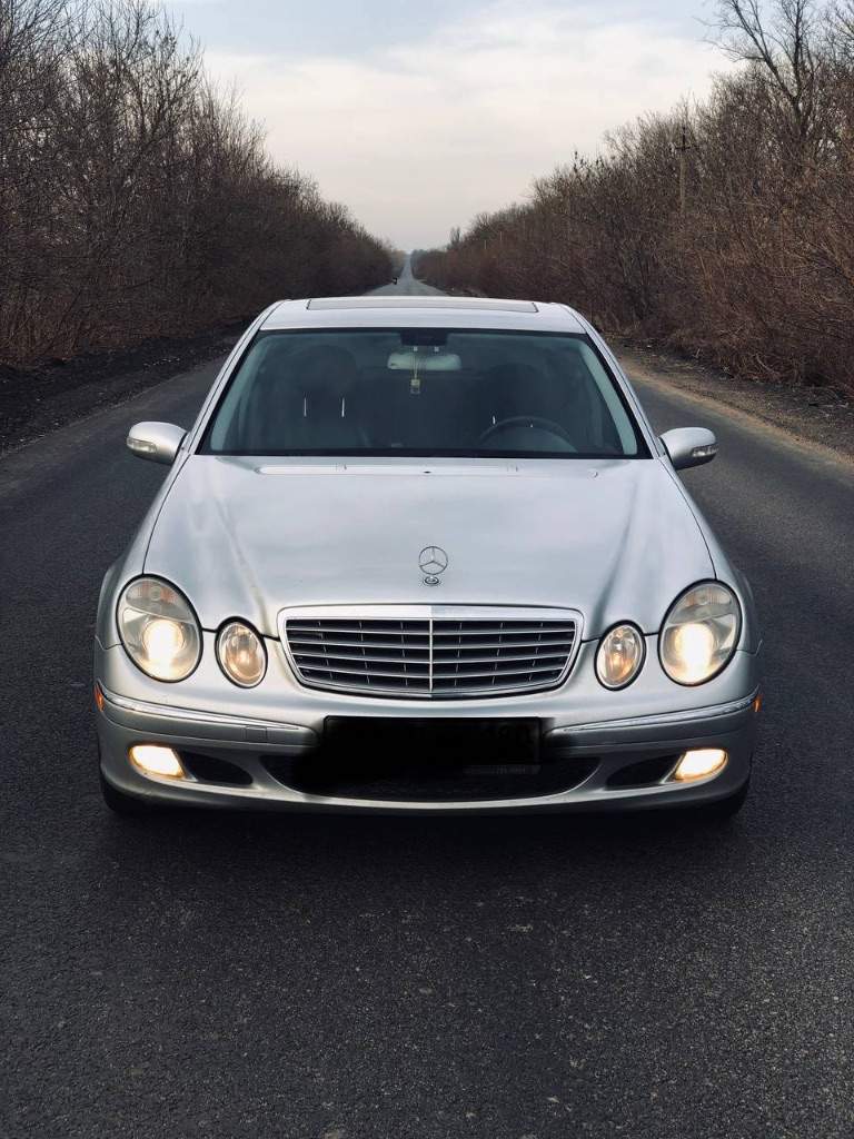 Mercedes benz e- класса 3.5. 4matic, at,2005г. 320000км пробега
Комплектация avangard

Машина в хорошем состоянии сел поехал. В машине работает все, все кнопочки и вся электрика. Коррозия отсутствует, нет жучков, любые проверки ) в таком состоянии кузова и салона такого года, вы не найдете на рынке.
Резина новая зиму отдам в подарок
Цена:1400000₽
Номер:79493194197 - фотография - 6