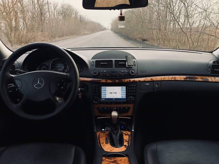 Mercedes benz e- класса 3.5. 4matic, at,2005г. 320000км пробега
Комплектация avangard

Машина в хорошем состоянии сел поехал. В машине работает все, все кнопочки и вся электрика. Коррозия отсутствует, нет жучков, любые проверки ) в таком состоянии кузова и салона такого года, вы не найдете на рынке.
Резина новая зиму отдам в подарок
Цена:1400000₽
Номер:79493194197 - фотография - 3