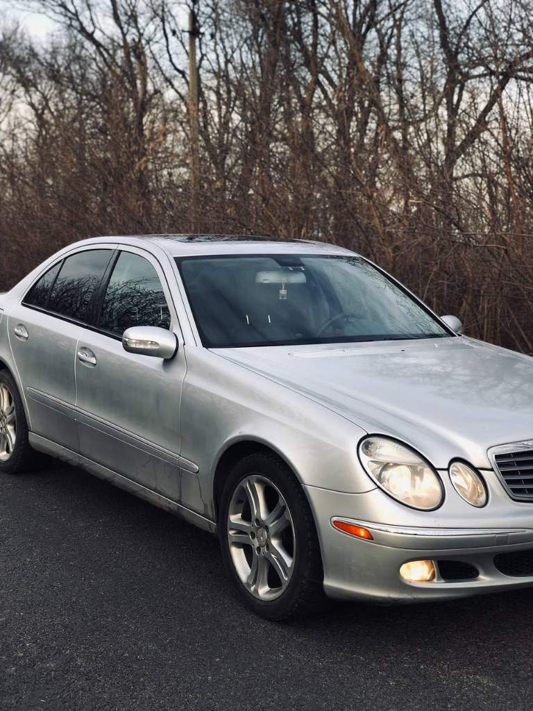 Mercedes benz e- класса 3.5. 4matic, at,2005г. 320000км пробега
Комплектация avangard

Машина в хорошем состоянии сел поехал. В машине работает все, все кнопочки и вся электрика. Коррозия отсутствует, нет жучков, любые проверки ) в таком состоянии кузова и салона такого года, вы не найдете на рынке.
Резина новая зиму отдам в подарок
Цена:1400000₽
Номер:79493194197 - фотография - 8