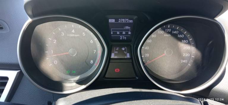 Срочно продам hyundai i30, 2013год, 1.4бензин, механика, пробег 42000 км, 1 хозяин, 2 ключа, птс, стс, комплект зимней резины. Цена вопроса 1300000р. Осмотр харцызск. +79494372678 - фотография - 3