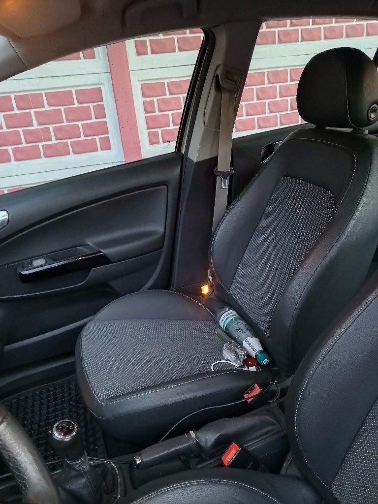 Продам opel corsa d.2006 года. Двс 1,2.коробка механика 5.кондиционер, климат, подогрев передних сидений,6-сть подушек безопасности, электропривод боковых зеркал. Пробег 240 000 км. Цена 360 000р. Торг! - фотография - 2