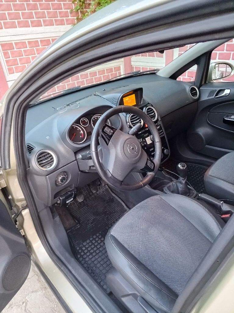 Продам opel corsa d.2006 года. Двс 1,2.коробка механика 5.кондиционер, климат, подогрев передних сидений,6-сть подушек безопасности, электропривод боковых зеркал. Пробег 240 000 км. Цена 360 000р. Торг! - фотография - 1