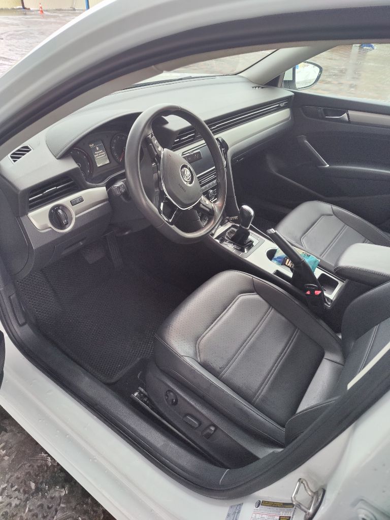 Volkswagen passat 2020,в хорошем состоянии, комплектация se, двигатель 2.0 бензин, старт стоп, безключевой доступ, диодная оптика, кожаный салон подогрев сидений климат, камера заднего вида, удержание в полосе, свердловск 2200000,114000км. +79591233949 - фотография - 4