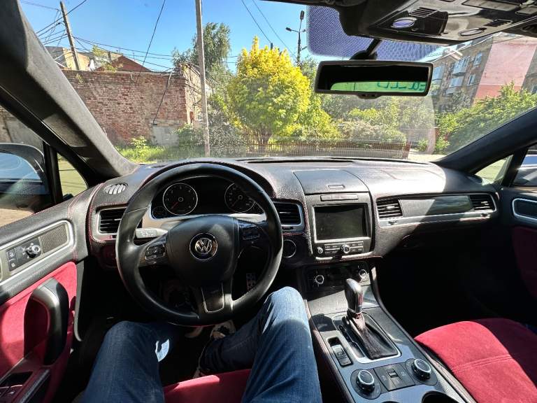 Продам volkswagen touareg 2011 года с 3.0 дизельным двигателем. Автомобиль в отличном состоянии и полностью обслужен.

Официальный автомобиль с двумя ключами и надежной 8-ступенчатой автоматической коробкой передач. Пробег 212 тысяч км.

Богатая комплектация:
- Камеры 360°
- Пневмоподвеска
- Память сидений и зеркал
- Климат-контроль и круиз-контроль
- Электропривод багажника
- Подогрев сидений, руля и зеркал
- Парктроники по кругу
- Расширенная мультимедиа система с навигацией
- Датчики дождя, света и давления в шинах
- Адаптивные фары

Полная шумоизоляция. В комплекте заводские диски r17.
Г. Макеевка
Цена 2 350 🍋, возможен торг.
+7(949) 387-77-05 - фотография - 9