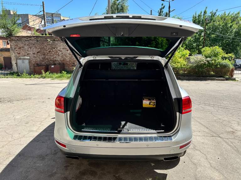 Продам volkswagen touareg 2011 года с 3.0 дизельным двигателем. Автомобиль в отличном состоянии и полностью обслужен.

Официальный автомобиль с двумя ключами и надежной 8-ступенчатой автоматической коробкой передач. Пробег 212 тысяч км.

Богатая комплектация:
- Камеры 360°
- Пневмоподвеска
- Память сидений и зеркал
- Климат-контроль и круиз-контроль
- Электропривод багажника
- Подогрев сидений, руля и зеркал
- Парктроники по кругу
- Расширенная мультимедиа система с навигацией
- Датчики дождя, света и давления в шинах
- Адаптивные фары

Полная шумоизоляция. В комплекте заводские диски r17.
Г. Макеевка
Цена 2 350 🍋, возможен торг.
+7(949) 387-77-05 - фотография - 8