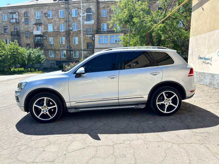 Продам volkswagen touareg 2011 года с 3.0 дизельным двигателем. Автомобиль в отличном состоянии и полностью обслужен.

Официальный автомобиль с двумя ключами и надежной 8-ступенчатой автоматической коробкой передач. Пробег 212 тысяч км.

Богатая комплектация:
- Камеры 360°
- Пневмоподвеска
- Память сидений и зеркал
- Климат-контроль и круиз-контроль
- Электропривод багажника
- Подогрев сидений, руля и зеркал
- Парктроники по кругу
- Расширенная мультимедиа система с навигацией
- Датчики дождя, света и давления в шинах
- Адаптивные фары

Полная шумоизоляция. В комплекте заводские диски r17.
Г. Макеевка
Цена 2 350 🍋, возможен торг.
+7(949) 387-77-05 - фотография - 3