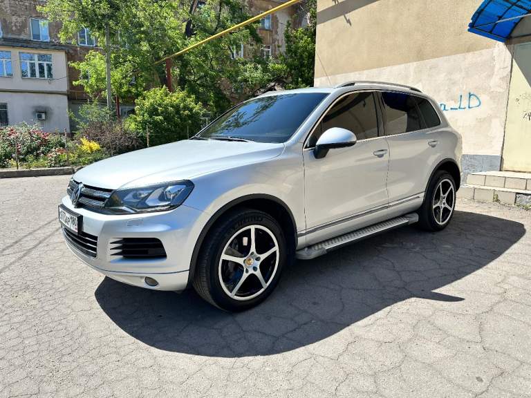 Продам volkswagen touareg 2011 года с 3.0 дизельным двигателем. Автомобиль в отличном состоянии и полностью обслужен.

Официальный автомобиль с двумя ключами и надежной 8-ступенчатой автоматической коробкой передач. Пробег 212 тысяч км.

Богатая комплектация:
- Камеры 360°
- Пневмоподвеска
- Память сидений и зеркал
- Климат-контроль и круиз-контроль
- Электропривод багажника
- Подогрев сидений, руля и зеркал
- Парктроники по кругу
- Расширенная мультимедиа система с навигацией
- Датчики дождя, света и давления в шинах
- Адаптивные фары

Полная шумоизоляция. В комплекте заводские диски r17.
Г. Макеевка
Цена 2 350 🍋, возможен торг.
+7(949) 387-77-05 - фотография - 2