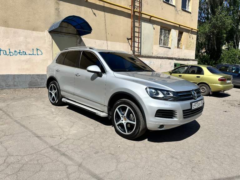Продам volkswagen touareg 2011 года с 3.0 дизельным двигателем. Автомобиль в отличном состоянии и полностью обслужен.

Официальный автомобиль с двумя ключами и надежной 8-ступенчатой автоматической коробкой передач. Пробег 212 тысяч км.

Богатая комплектация:
- Камеры 360°
- Пневмоподвеска
- Память сидений и зеркал
- Климат-контроль и круиз-контроль
- Электропривод багажника
- Подогрев сидений, руля и зеркал
- Парктроники по кругу
- Расширенная мультимедиа система с навигацией
- Датчики дождя, света и давления в шинах
- Адаптивные фары

Полная шумоизоляция. В комплекте заводские диски r17.
Г. Макеевка
Цена 2 350 🍋, возможен торг.
+7(949) 387-77-05 - фотография - 6
