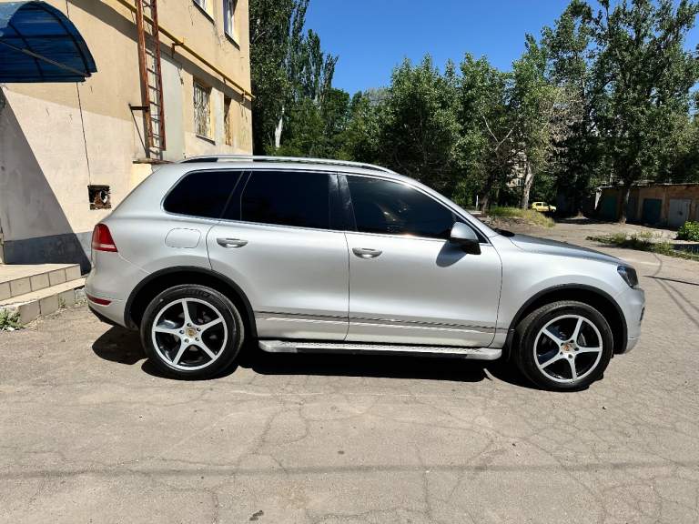 Продам volkswagen touareg 2011 года с 3.0 дизельным двигателем. Автомобиль в отличном состоянии и полностью обслужен.

Официальный автомобиль с двумя ключами и надежной 8-ступенчатой автоматической коробкой передач. Пробег 212 тысяч км.

Богатая комплектация:
- Камеры 360°
- Пневмоподвеска
- Память сидений и зеркал
- Климат-контроль и круиз-контроль
- Электропривод багажника
- Подогрев сидений, руля и зеркал
- Парктроники по кругу
- Расширенная мультимедиа система с навигацией
- Датчики дождя, света и давления в шинах
- Адаптивные фары

Полная шумоизоляция. В комплекте заводские диски r17.
Г. Макеевка
Цена 2 350 🍋, возможен торг.
+7(949) 387-77-05 - фотография - 5