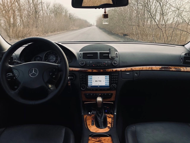 Mercedes benz e- класса 3.5. 4matic, at,2005г. 320000км пробега
Комплектация avangard

Машина в хорошем состоянии сел поехал. В машине работает все, все кнопочки и вся электрика. Коррозия отсутствует, нет жучков, любые проверки ) в таком состоянии кузова и салона такого года, вы не найдете на рынке.
Резина новая зиму отдам в подарок

Цена:1300000₽
Номер:79493194197 - фотография - 2