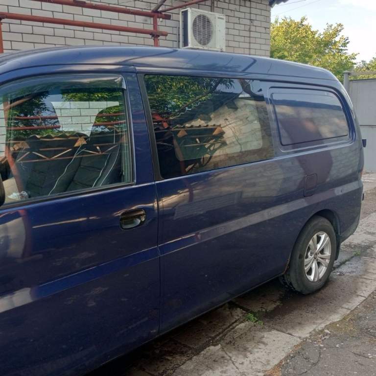 Продается hyundai h1 (long ), г/в - 2003, груз/пасс- 1+5, надежный (паржериковский) турбодизель 2.5 (100л. С)-d4bh(56), с механикой. Кондиционер. Установлена предпусковая автономка „eber", подогрев топл. Фильтра. Абс. Сигнализация citadel с доводчиками. Музыка - простенький „пионер" с флешкой и aукс. Переделаны рессоры- более комфортный вариант. Фаркоп. Три комплекта колес.
Я хозяин (укр и днр)-на русс, пока не ставился, проблем не должно быть. Цена - 600к. Торг у капота возможен обмен
Территориально - дебальцево. Тел. - +79494620678. - фотография - 3