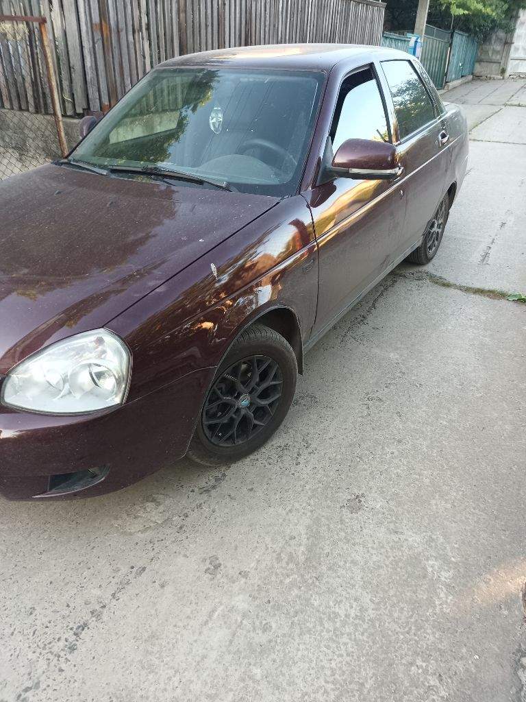 Продам приору 2010г, комплектация люкс. Датчик дождя, 4 стеклоподъемника, подогрев передних сидений, рабочий кондиционер, по технической части 5-, не работает эур. Рабочий абс, новое 14 литьë, двигатель - самолёт. Подробности в телеграм +79495205688 - фотография - 4