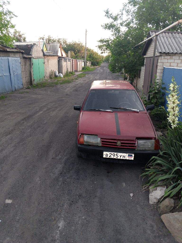 Продам ваз 2109. Карбюратор
Газ/бензин. Стоит магнитола с блютузом, был удар в правую часть, стойку, ланжерон заварили, развал выставили на 3д. На езду не влияет. Машина едет ровно, ходовка в идеале, двигатель работает ровно и тихо, никаких посторонних звуков, все работает, все включается, машина не гнилая. Отличная боевая лошадка, которая всегда заведется всегда довезет. Машина каждый день на ходу.
Осмотр петровский район
Цена 90000 руб. + торг у капота. - фотография - 4