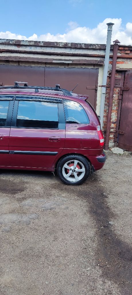 Продам хюндай матрикс, v1,6, мт год выпуска 2008. Машина обслужена, установлен газ 4 поколения, диски r15,резина зима лето, салон трансформер, 4 стеклоподъёмника, подогрев передних сидений и заднего стекла, рейлинги на крыше. Машиной пользуюсь каждый день, на хорошем ходу. Пробег 179300км, цена 495000руб. Тел +79493527180 - фотография - 1