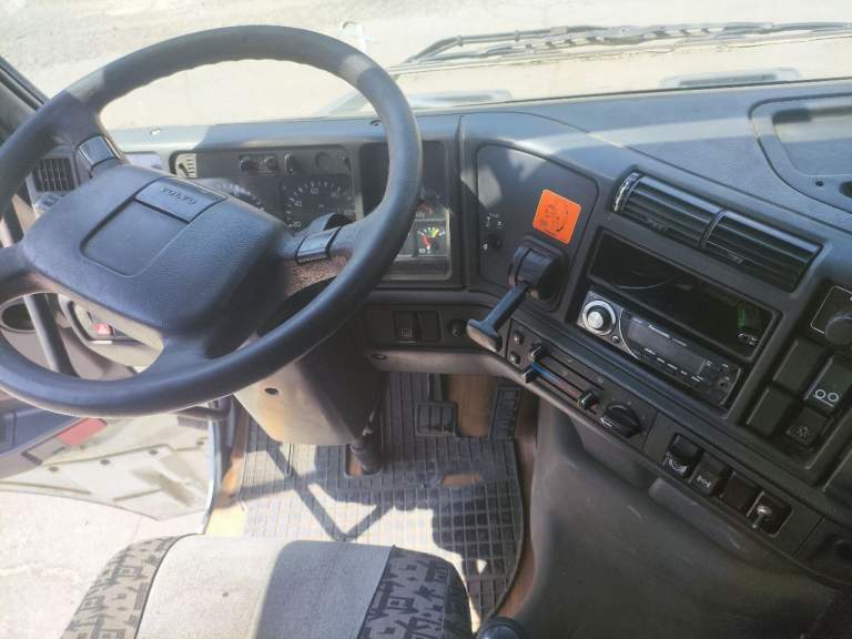 Продам volvo fh12 одиночка тент 1998 года, пробег 650 тыс, резина новая вкруг, новые акб, обслуживалась своевременно, ухоженная, была долго в одних руках, все остальные вопросы по телефону +7 949 625-16-73 - фотография - 1