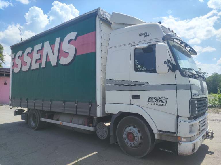 Продам volvo fh12 одиночка тент 1998 года, пробег 650 тыс, резина новая вкруг, новые акб, обслуживалась своевременно, ухоженная, была долго в одних руках, все остальные вопросы по телефону +7 949 625-16-73 - фотография - 3