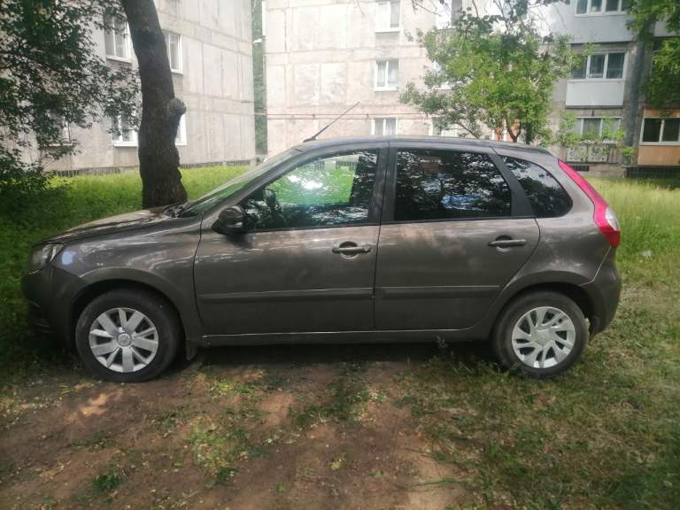 Продам lada granta (хэтчбек) 2018 г. Пробег 80000 км, в родной краске, подогрев сидений, подушки безопасности, электрорегулировка зеркал, кондиционер, машина не битая. Цена 750000 рублей. Тел. +79494066181 осмотр в г. Енакиево - фотография - 1