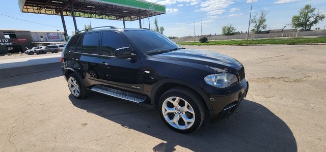 Продам bmw x5 e70 x drive35i 2011год, рестайлинг! 3.0 бензин, twinturbo. 306ls по паспорту, прошит 380 ро факту,170000 пробега, оригинальный полностью обслужен, заменены все ролики, приводной ремень, поддон коробки с фильтром, масла, фильтра, форсунки, тнвд, блок управления багажником,2 ключа, я 2й хозяин, с документами полный порядок, за машиной ухаживали. 2 пары колёс с дисками, лето на докатку, зима новая, шипы!детальнее в лс или по телефону +79490042775 цена 2200000р торг на недостатки! - фотография - 4